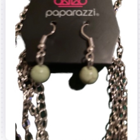 NWT Paparazzi Shade of Green & Silver Toned Necklace with Matching Earrings - Picture 11 of 12
